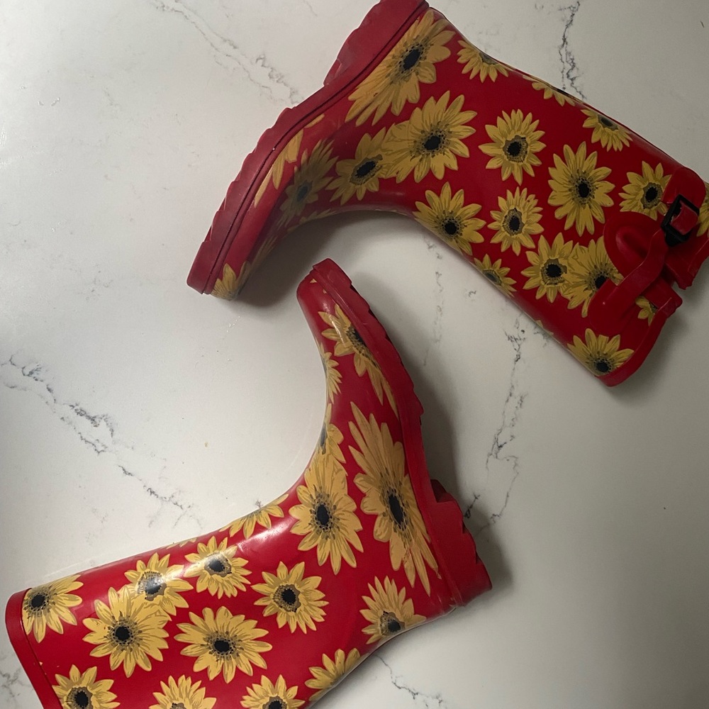 Bought in Germany. Size 40 European. I am 9.5 and they fit me extra roomy.